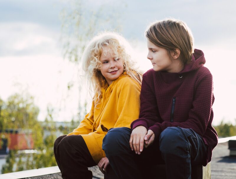 Sihja - kapinaa ilmassa elokuvan mainoskuva. tyttö ja poika istuvat vierekkäin ja katsovat toisiaan.