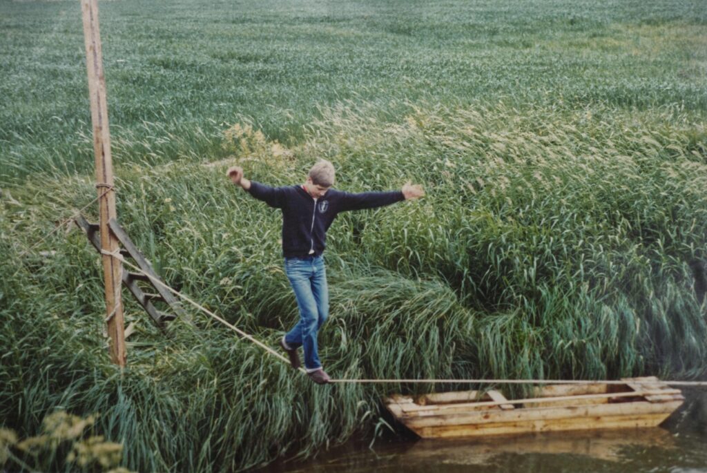 Antti Tuomento nuorena harjoittelemassa nuoralla kävelyä.